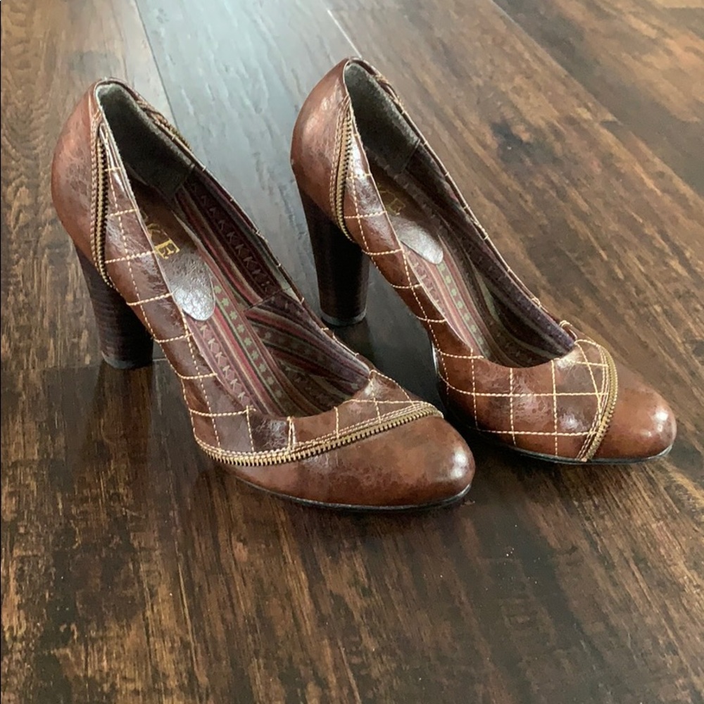 BKE brown leather pumps
